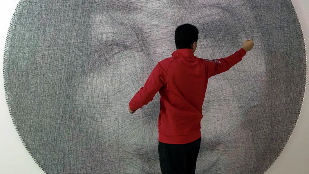 イラクのアーティストが巨大なストリングアートを制作　白斑の啓蒙活動のために
