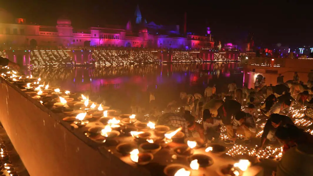 【光のフェスティバル、ディーワーリーで】インドの都市で、30万以上のランプに火を灯し、ギネス世界記録に認定
