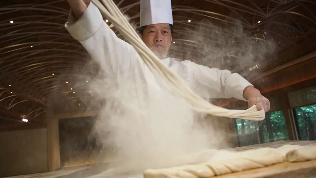 日本のシェフが183.72メートルの麺を手作りしギネス世界記録達成！