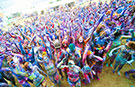 ポーランドのウッドストックフェスティバルで虹色に染まった人々｜ボディペイントとギネス世界記録