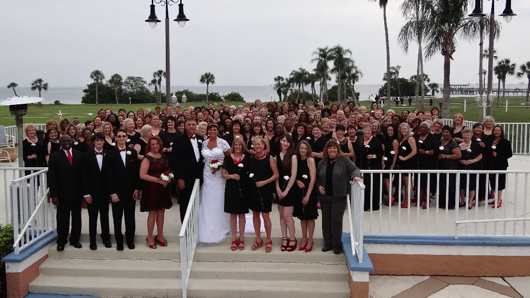 「愛と笑いで溢れていた」：記録を打ち立てた花嫁、168人のブライズメイド