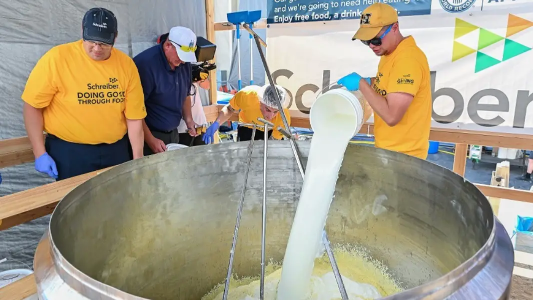 アメリカの乳製品会社が世界最大のマカロニチーズをつくってギネス世界記録達成