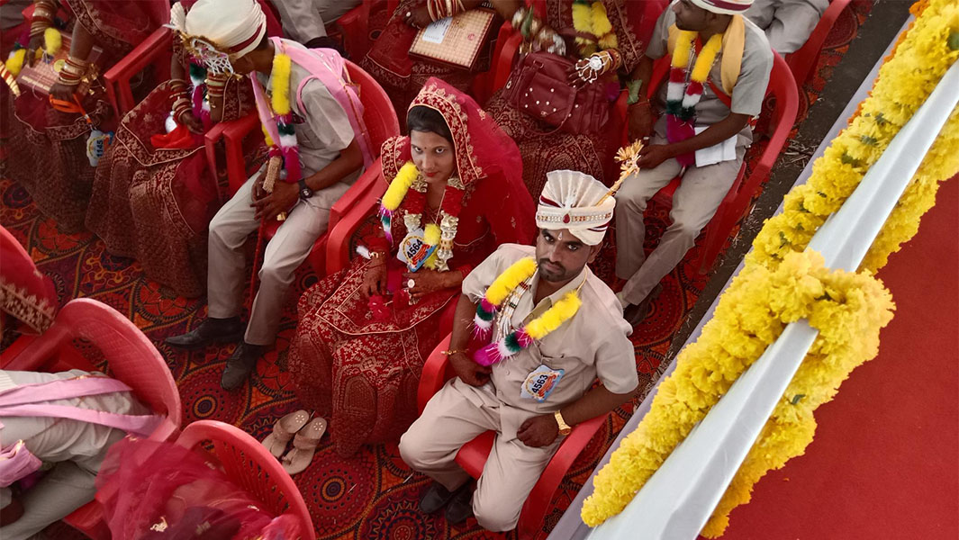 大規模な合同結婚式で4,286人のインド人が究極の誓いを立てて記録を達成