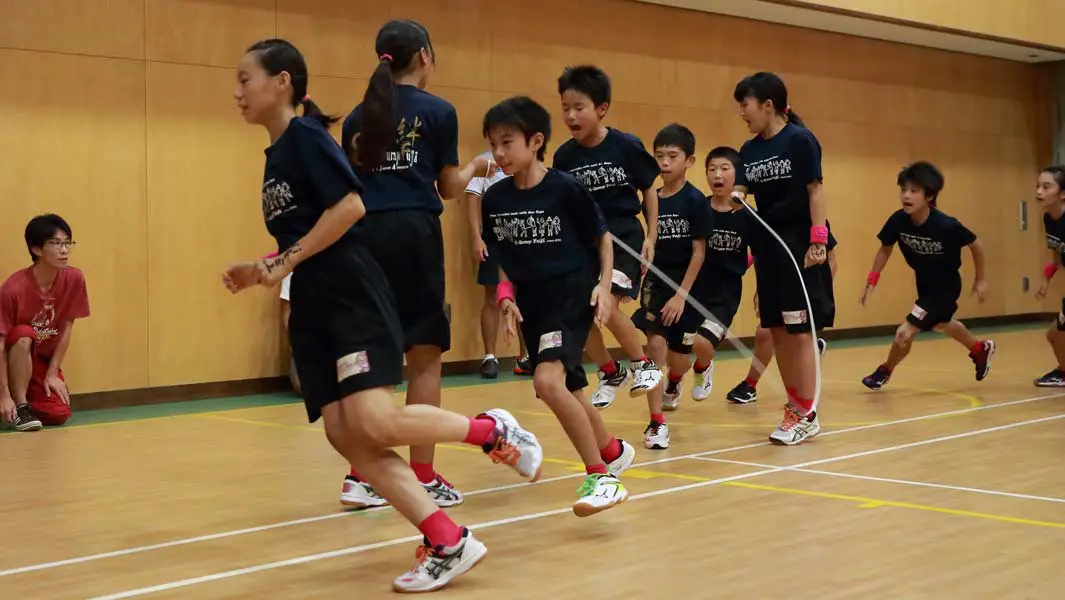 これぞ神ワザ！日本の小学生たちが見事な足さばきで、なわとび記録を更新！
