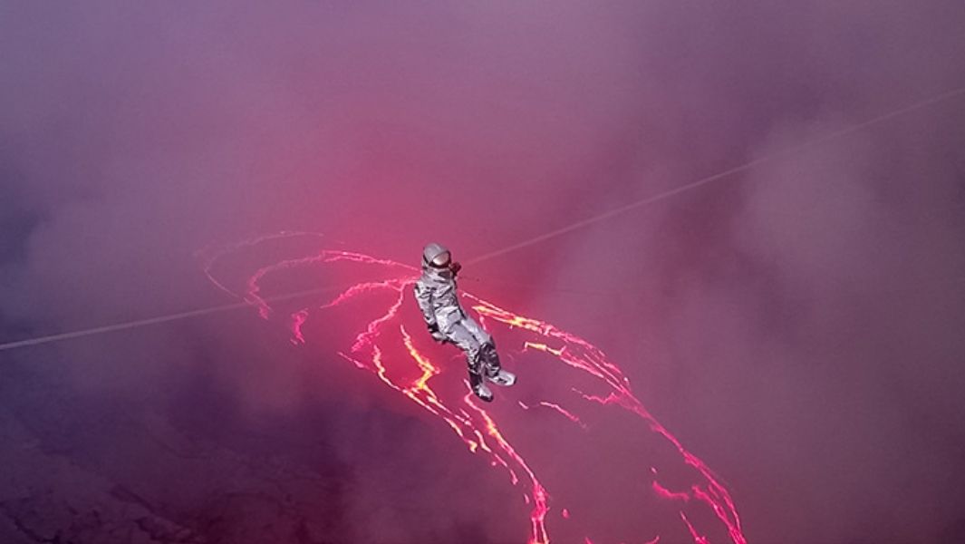 ブラジルの冒険家がケーブルをつたって100 mの溶岩湖を横断　ギネス世界記録更新