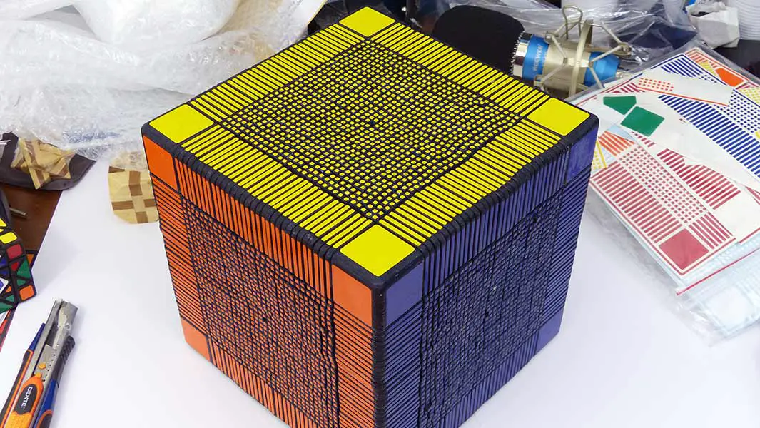解くのも辛いが作るのも大変！世界一のルービックキューブは「33x33x33」