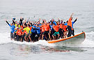 【映像】最大のサーフボード、66人大海原を往く｜サーフィンのギネス世界記録