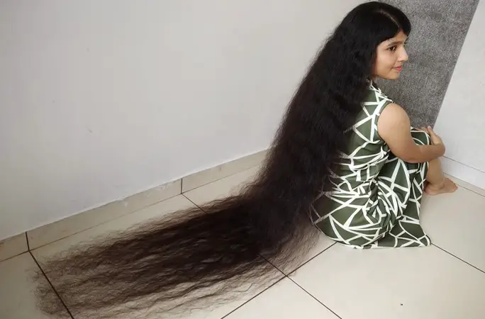 最も長い髪の毛を持つティーンエイジャー の髪の毛が2メートルに到達 ギネス世界記録