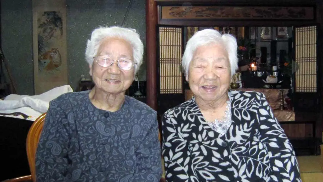 107歳の炭山ウメノさん、兒玉コウメさん「最高齢の双子」ギネス世界記録認定
