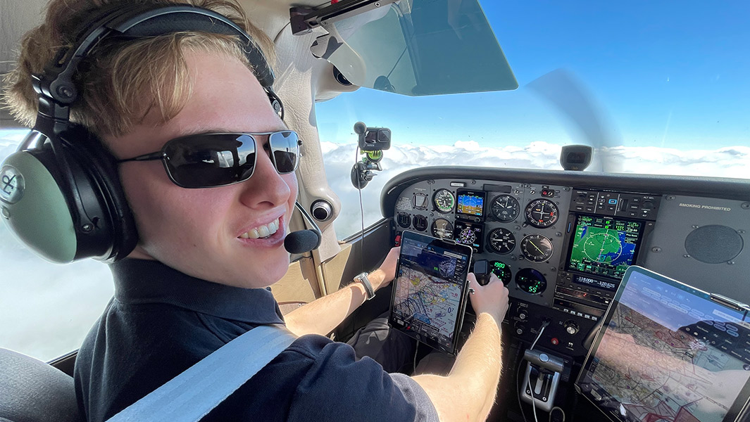 18歳の飛行家「世界一周飛行最年少」でギネス世界記録認定