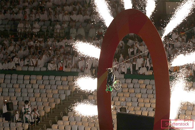 2016年パラリンピックの開会式でスキルを見せつけるフォザリンガム