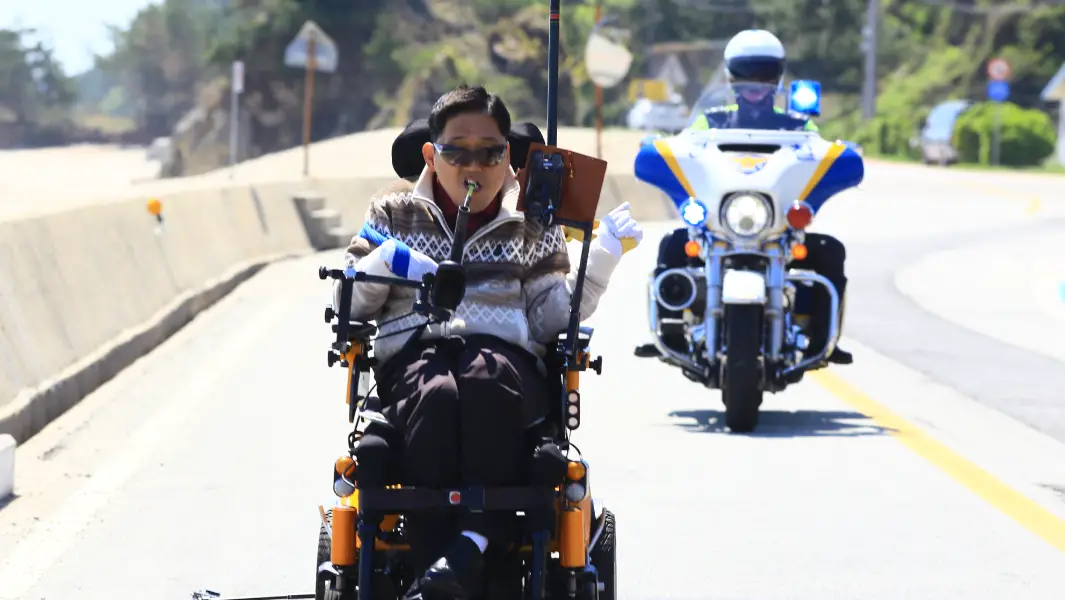首から下が麻痺した韓国の男性、口で操作する車いすで24時間で280キロ移動しギネス世界記録更新