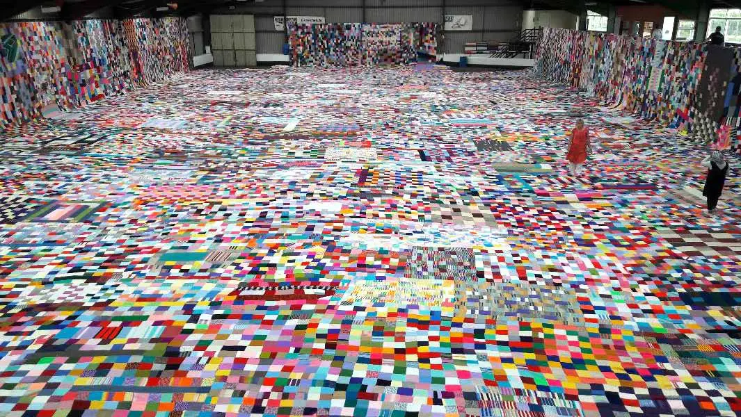 32か国から1000人超の編み手が集結！"世界一の手編みブランケット"を完成させる