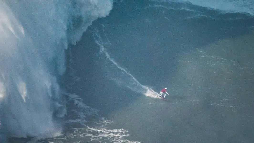 20メートル以上の大波に乗った女性サーファー、マヤ・ガベイラがギネス世界記録に認定！
