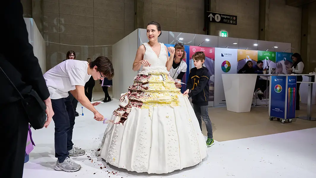 「このドレス、食べられます」華やかなケーキ・ドレスが世界一認定