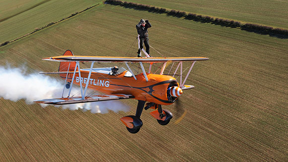 翼に立って空飛ぶ93歳、最高齢のウィングウォーカー｜ギネス世界記録、空の記録 