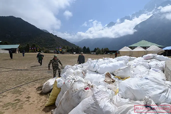 2019年、ネパール政府の要求を受け、12人のシェルパがエベレストから10トン以上のゴミを集めた