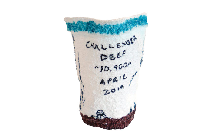 チャレンジャー海淵探査中に圧力で潰されたポリスチレンのカップ