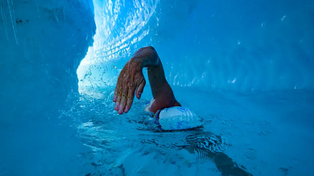 地球温暖化問題を訴えるエンデュランス水泳選手が、南極氷床の下を泳いでギネス世界記録を更新！