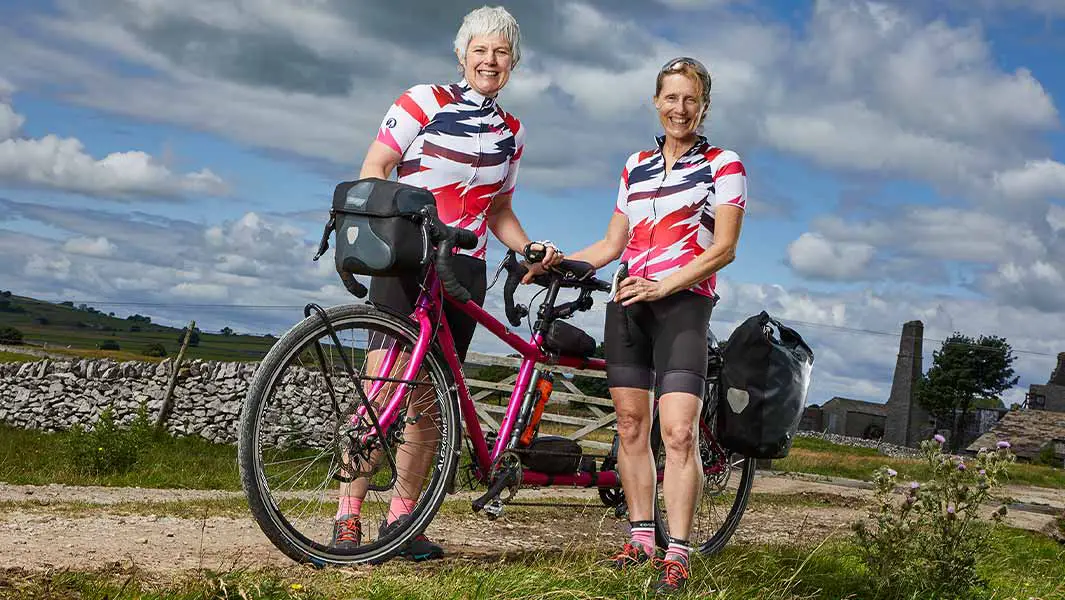 イギリス出身の女性2人がタンデム自転車で世界一周を"最速"で　ギネス世界記録達成