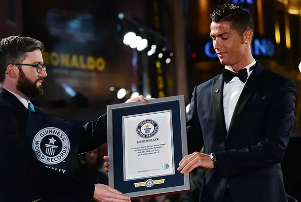 Ronaldo holding GWR certificate
