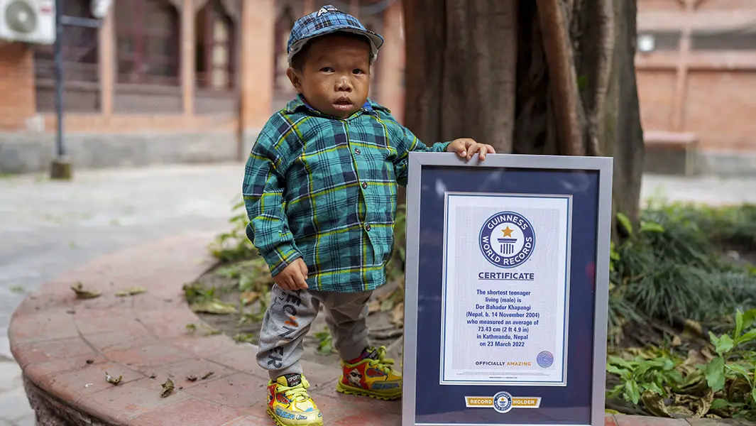 ネパールのティーンエイジャー、身長73.43 cmでギネス世界記録認定
