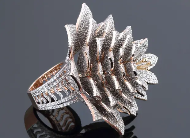 インドの宝石商が7,801個のダイヤモンドがついた指輪をつくり、ギネス 