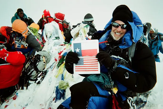 エベレストの頂上でテキサス州旗をかかげるヴェスコヴォ氏