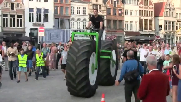 巨大自転車 映像】ベルギーの街を走る860kgの巨大な自転車｜乗ることができる最も