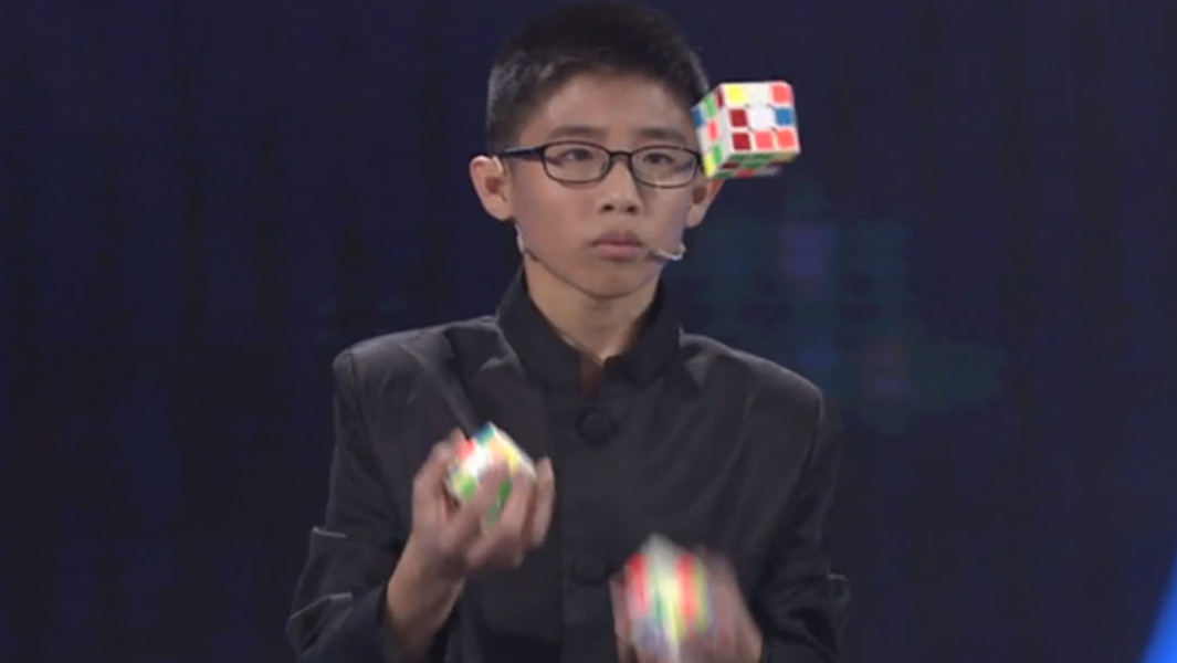 fastest time to solve three rubiks cubes while juggling header