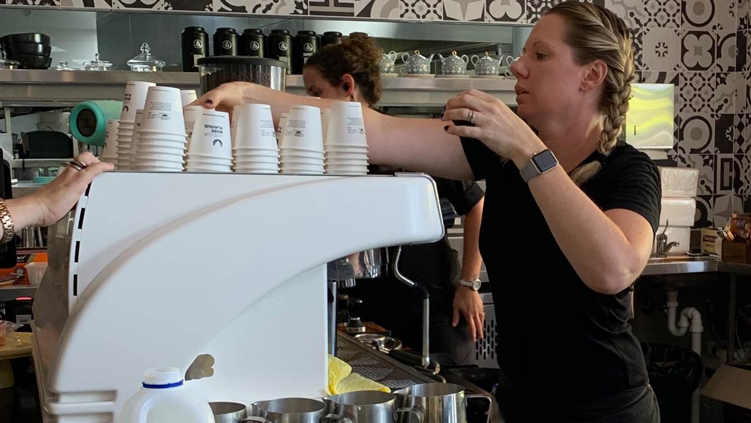 オーストラリアのバリスタ、1時間で420杯のカプチーノを作って、ギネス