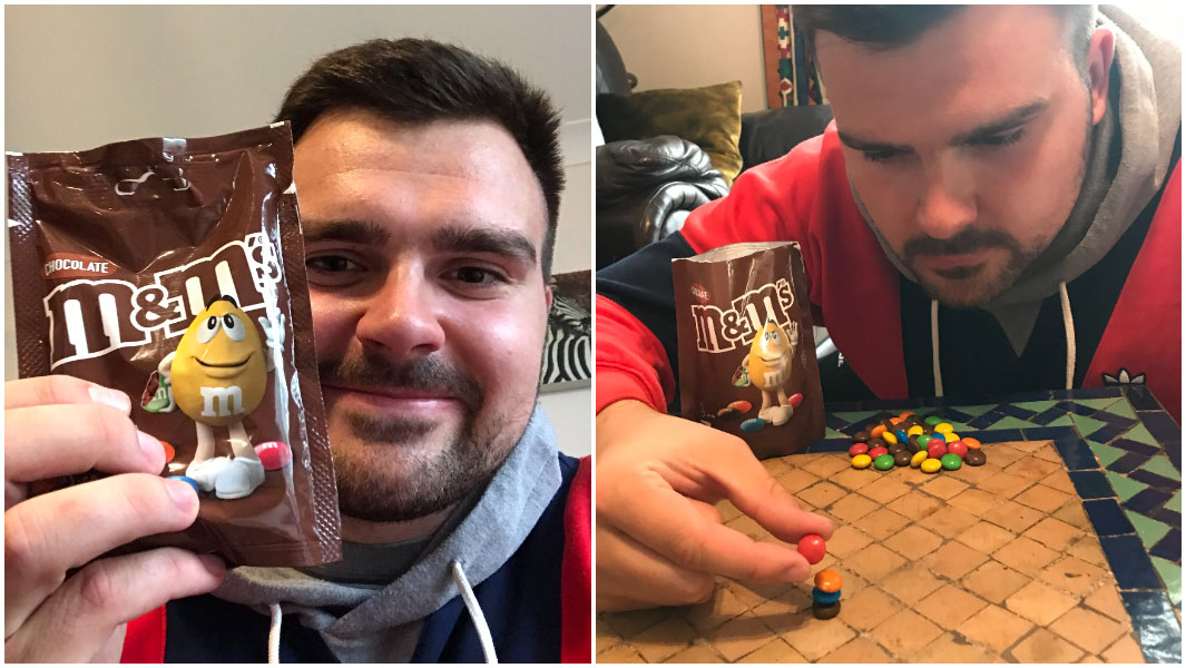 23歳のイギリス男性がM&M'S®を5個重ねギネス世界記録更新 | ギネス世界記録
