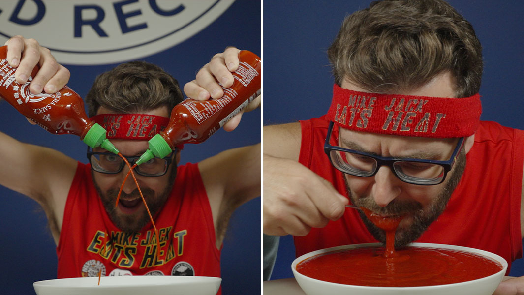 ホットソースを注ぎ食べるマイク・ジャックさん