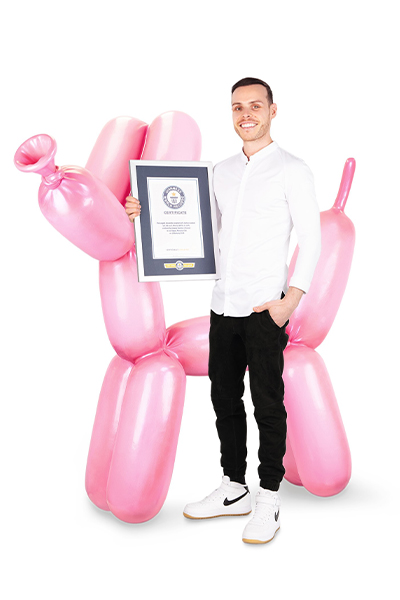 バルーン犬の彫刻と写るアマウリーさん