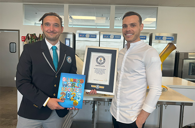 公式認定員がアマウリーさんに認定証を贈呈