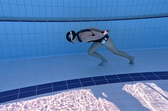 オーストラリアのフリーダイバー、112mの水中ウォークで世界記録達成