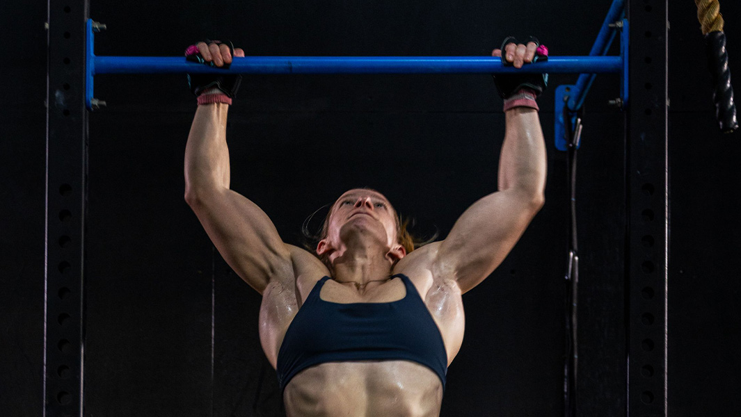 Jade Henderson performing pull ups