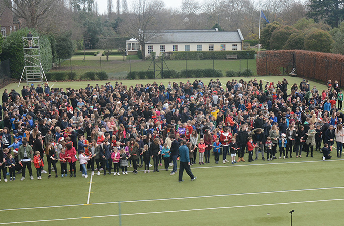 Christmas cracker pulling chain