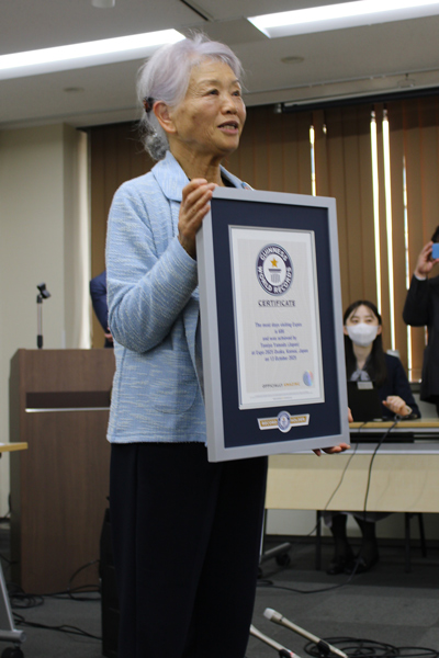 Yamada with her updated official GWR certificate