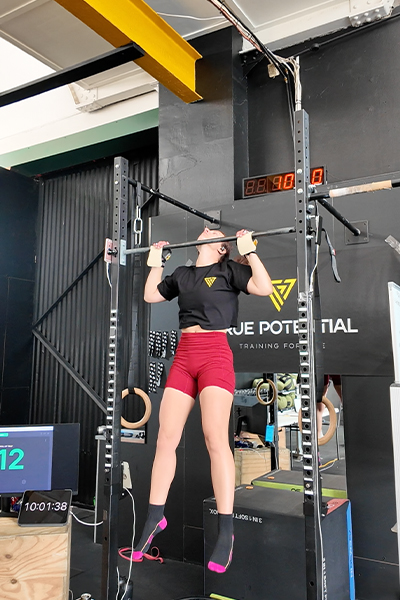 Olivia with her chin above the bar