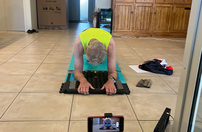 Maynard planking seen from the front