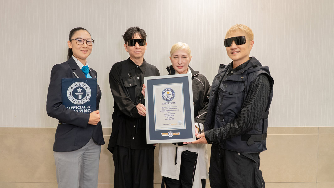 m-flo receiving the Guinness World Records official certificate