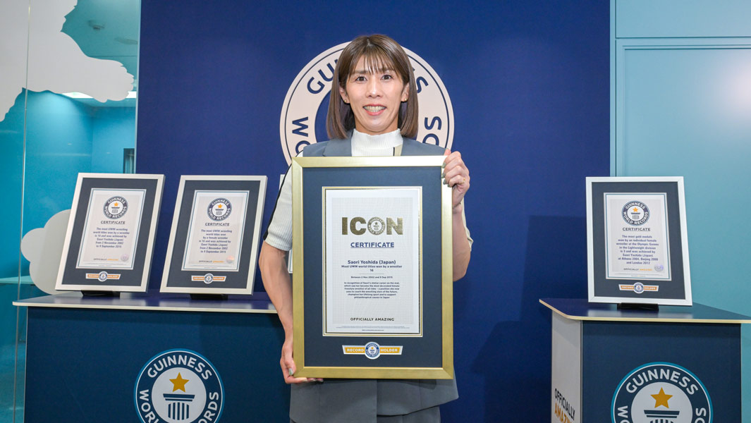 Saori Yoshida thumbnail holding ICON official certificate
