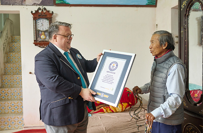 Craig giving Mr Huyền his certificate