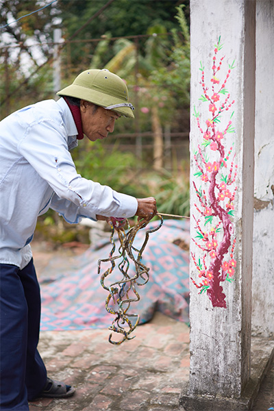 Mr Huyền painting a mural