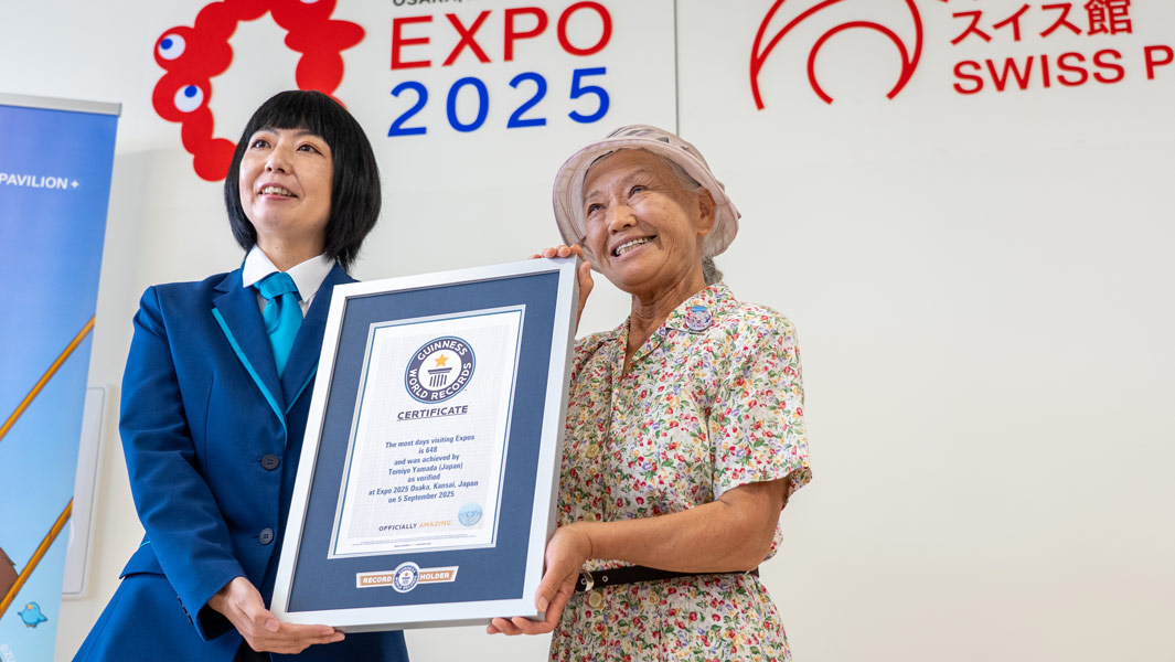 ギネス世界記録公式認定証を手に持つ山田外美代さん