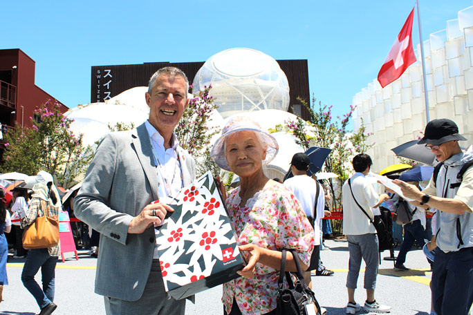 マニュエルスイス館政府代表と記念撮影をする山田外美代さん