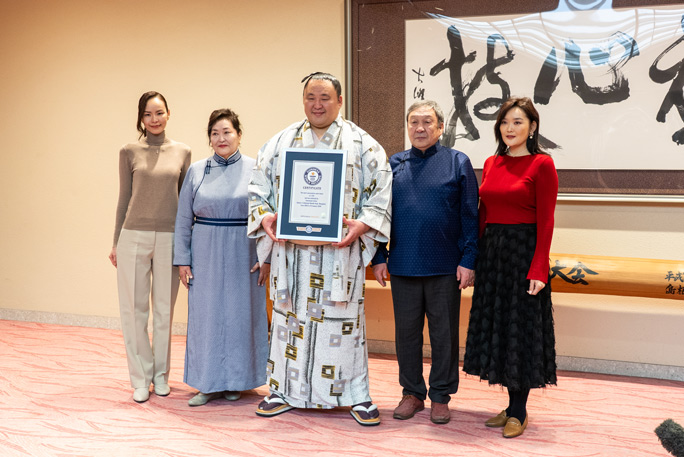 Tamawashi with his family