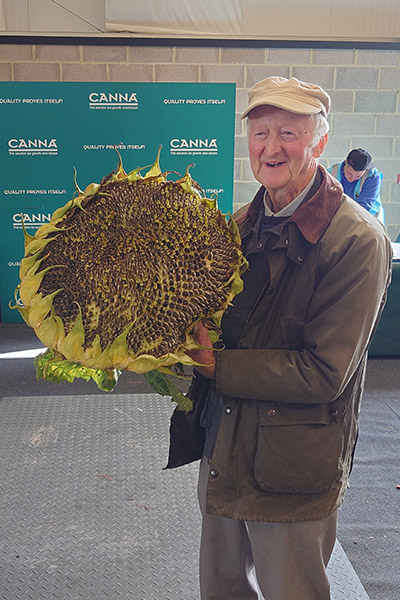 Heaviest sunflower head Peter Glazebrook