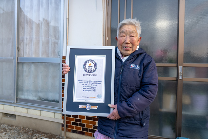 Oldest newspaper delivery person holding official certificate